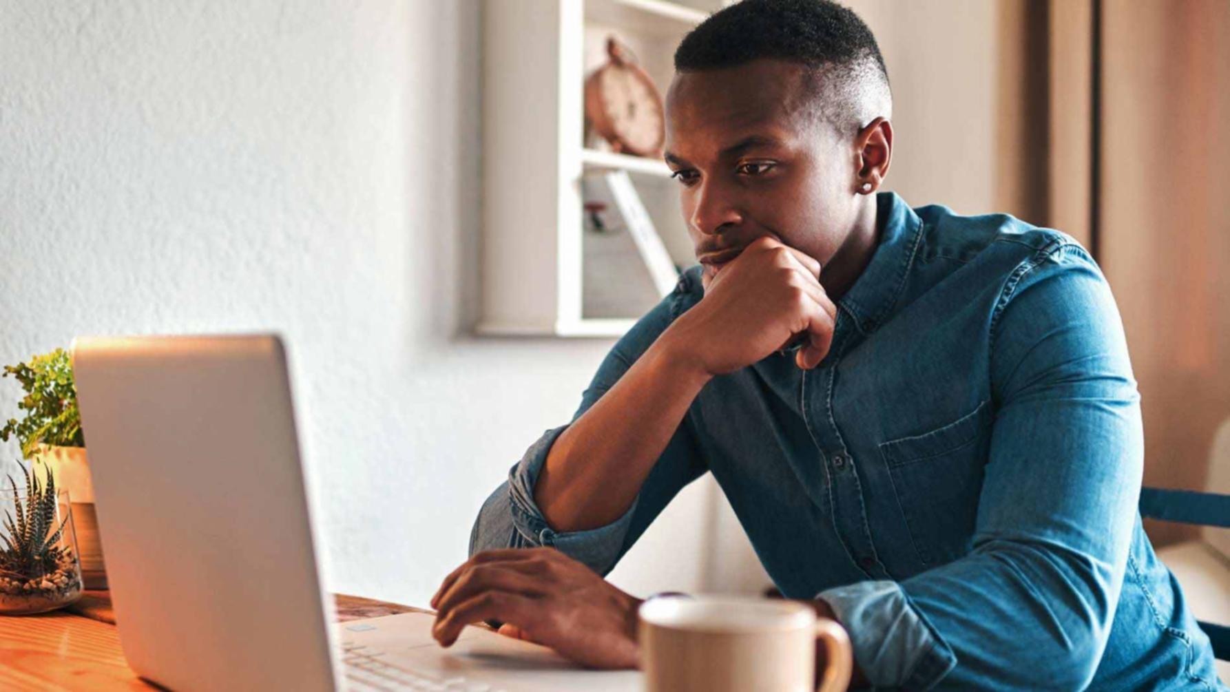 Finanzanalyst bei der Arbeit mit Excel-Modellen