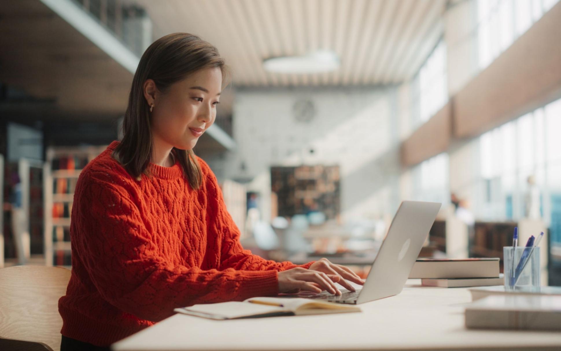 Finanzanalysten bei der Arbeit mit komplexen Modellen