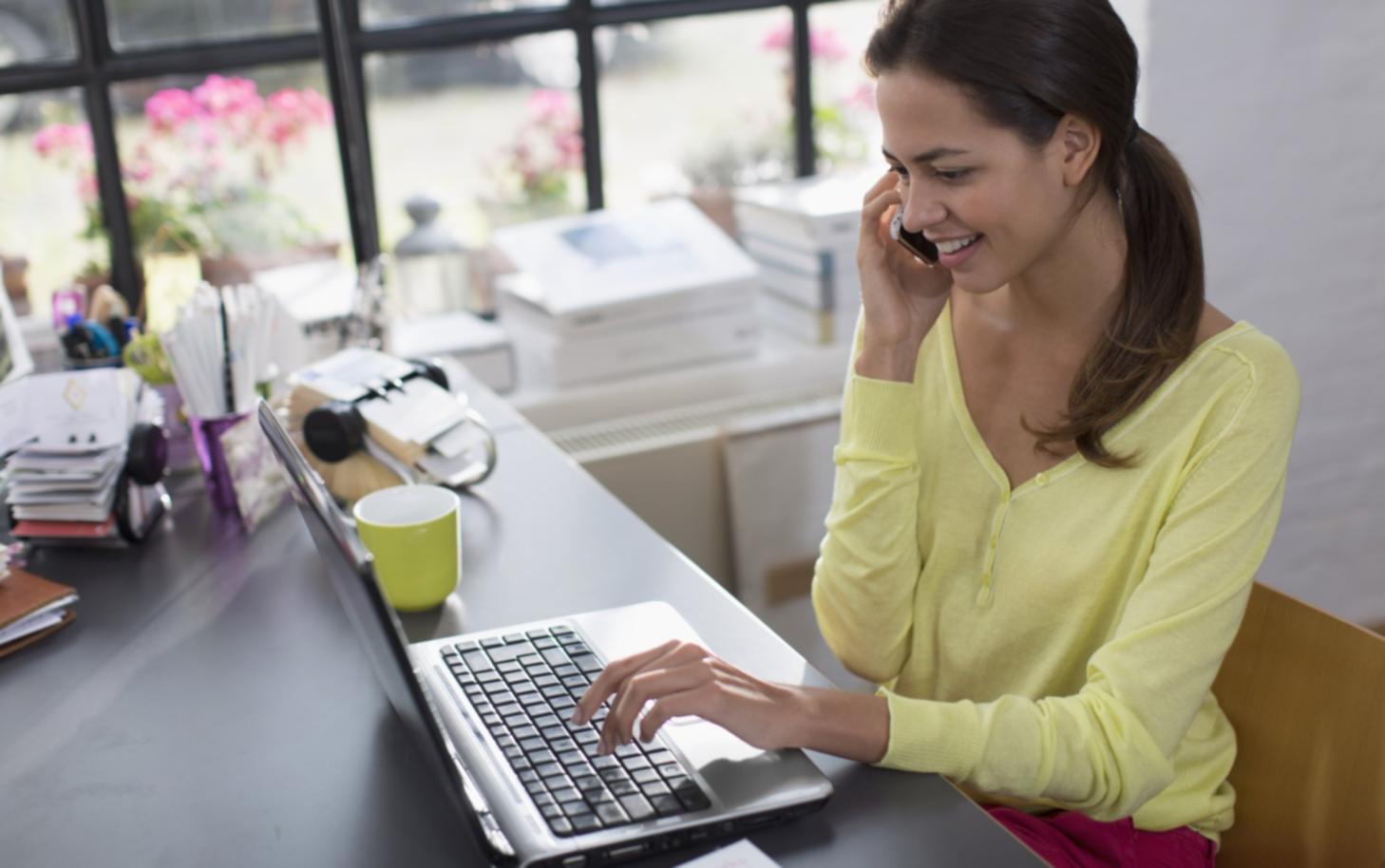 Gruppe von Analysten bei der Diskussion von Finanzmodellen