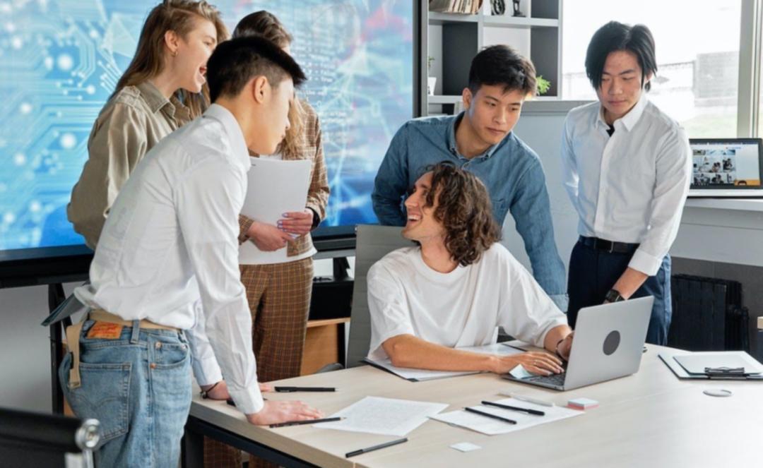 Detaillierte Finanzanalyse auf mehreren Bildschirmen